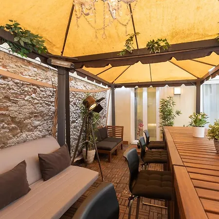 Pinti Patio Apartamento *